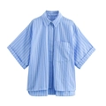Dettaglio di camicia a righe blu e bianche con maniche corte e taschino sul petto - XS / Righe Blu Sottili