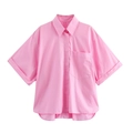 Dettaglio di una camicia rosa a maniche corte in cotone con spalle scese e risvolti - XS / Rosa