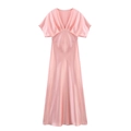 Détail d'une robe midi en satin rose avec col en V et texture soyeuse du tissu - Rose