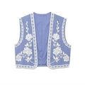 Gedetailleerde weergave van bloemenborduurwerk op lichtblauw vintage vest voor dames - XS / Lichtblauw