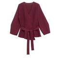 Elegante wijnrode gebreide overslagtop met V-hals en bijpassende tailleriem - S / Rood