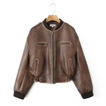 Detailansicht der braunen Vintage-Lederjacke mit Rippbündchen und Reißverschlusstaschen - S / Braun