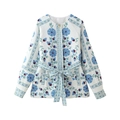 Détail des motifs floraux bleus sur la veste en coton rembourrée blanche avec ceinture - S / Floral Blanc Bleu