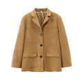 Detalle de chaqueta de gamuza camello con solapas y cierre de tres botones - XS / Camel