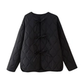 Détail d'une veste matelassée noire avec des nœuds et des coutures à motifs ondulés - S / Noir