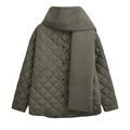Détail de la veste matelassée vert olive montrant le motif de losanges et l'écharpe - S / Vert Militaire