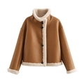 Detailansicht der braunen Kunstlederjacke mit beigem Lammfellbesatz und modischem Stehkragen - M / Khaki