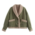 Details einer olivgrünen Wildlederjacke mit cremefarbenem Sherpa-Kragen und Taschenbesatz - S / Grün
