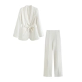 Vue à plat d'un blazer blanc à col châle avec ceinture nouée et pantalon large plissé - XS / Haut Et Bas / Blanc