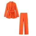 Détail d'un tailleur pantalon orange pour femme avec col châle et ceinture à la taille - XS / Haut Et Bas / Orange