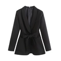 Détail d'un blazer noir pour femme avec col châle et ceinture à nouer assortie en nœud - XS / Ensemble Zirconium Noir