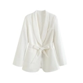 Détail d'un blazer blanc avec revers châle élégant et ceinture nouée pour cintrer la taille - XS / Ensemble Zirconium Blanc