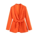 Détail du blazer orange vif avec col châle et ceinture nouée au-dessus des poches à rabat - XS / Ensemble Orange