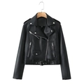 Dettaglio della giacca biker in pelle PU nera con hardware argento e cintura in vita - XS / Nero