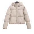 Gros plan sur le matelassage horizontal et le col coupe-vent de la doudoune beige - XS / Gris Beige