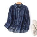 Dettagli di ricami floreali su camicia a maniche lunghe in cotone blu scuro con bottoni - M / Blu scuro