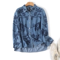 Dettaglio del ricamo floreale su camicia in denim blu con bottoni e orlo arrotondato - M / Blu Medio
