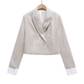 Detailansicht des zweireihigen Kurzblazers mit Kontrastbündchen und spitzem Revers - XS / Beigegrau