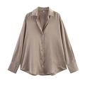 Detail van satijnen shirt met glanzende champagne textuur en klassieke knoopkraag - XS / Champagne
