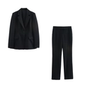 Detail eines schwarzen Blazers mit steigendem Revers und passender Hose mit Pattentaschen - XS / Schwarz