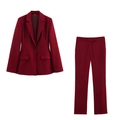 Detailansicht eines burgunderroten Anzugs mit Revers-Blazer und gerader Anzughose - XS / Burgunderrot