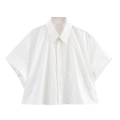 Nahaufnahme des weißen Crop-Shirts mit klassischem Kragen und funktionaler Brusttasche - XS / Weiß