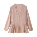 Detalle de blusa rosa con cuello en V que incluye botones dorados y cintura ajustable - XS / Rosa Loto