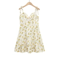 Détail de la robe d'été blanche à fleurs avec bretelles à nouer et col en cœur - XS / Blanc avec motif floral jaune et bleu