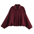 Détail d'un blouson aviateur bordeaux en suédine avec col à revers et ourlet plissé - S / Bordeaux