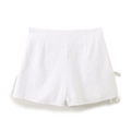 Detailansicht weißer High-Waist-Shorts mit Lochstickerei und seitlichen Schleifenbändern - XS / Shorts