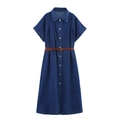 Robe midi élégante en jean bleu foncé à manches courtes et ceinture en cuir marron - XS / Bleu foncé