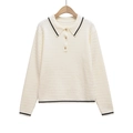 Polo en maille crème avec bordures contrastées noires et boutons dorés style printanier - XS / Blanc Cassé