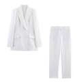Detail van wit double-breasted colbert met puntrevers en bijpassende broek set - XS / Wit
