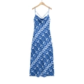 Detailaufnahme des langem Kleides mit blau-weißem geometrischem Print und Wasserfall-Ausschnitt - XS / Blau Bedruckt