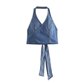Detail eines blauen Denim-Neckholder-Tops mit V-Ausschnitt-Kreuzdesign und Bindeband - XS / Blau
