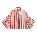 Dettaglio della camicia in raso a righe bianche e rosse con ampie maniche a lanterna - Riga Rossa