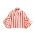 Dettaglio camicia a righe verticali rosse e bianche con maniche a palloncino e bottoni - Strisce Arancioni