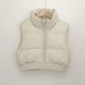 Detalle de chaleco acolchado blanco crema con cuello alto y dobladillo elástico de canalé - XS / Blanco Roto