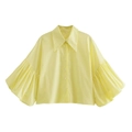 Dettaglio della camicia giallo chiaro con maniche a sbuffo voluminose e colletto a punta - Giallo
