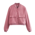 Dettaglio del bomber Y2K rosa con colletto a coste e ampie tasche utilitarie con patta - Taglia S / Rosa