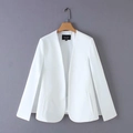 Primer plano detallado de la chaqueta tipo capa blanca sin cuello con aberturas en mangas - S / Blanco