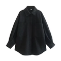 Detailansicht des schwarzen Oversized-Hemdjacke mit Brusttaschen und Polokragen - Schwarz
