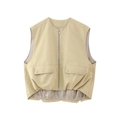 Detail van licht kaki Y2K-vest met rits, cargozakken en een geplooide zoomafwerking - XS / Lichtbeige