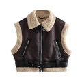 Nahaufnahme der braunen Kunstlederweste mit weißem Sherpa-Futter und Gürtel am Saum - XS / Dunkelbraunes Patchwork