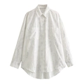 Detalle de camisa blanca de manga larga con estampado plateado metálico y dobladillo curvo - XS / Blanco/Estampado Plata