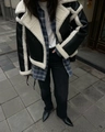 Detail van vintage shearling jack met contrastvoering en een geruit overhemd - XS / Zwart