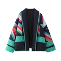 Gros plan sur la texture matelassée et l'imprimé géométrique de cette veste à col en V - S / Géométrique Contraste Multicolore