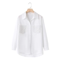Dettaglio camicia bianca in popeline da donna con tasche sul petto impreziosite da strass - XS / Bianco