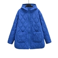 Detailansicht des Wellensteppmusters und der großen Taschen an der blauen Winterjacke - S / Blau