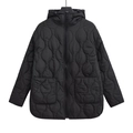 Detail der schwarzen Steppjacke mit Kapuze, Kürbis-Steppmuster und großen Taschen - S / Schwarz